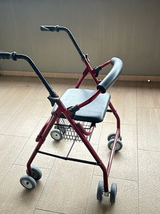 Andador con asiento y cesta