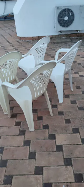 Sillas de plástico blancas (4 unidades)