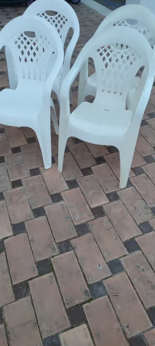 Sillas de plástico blancas (4 unidades)