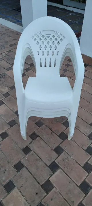 Sillas de plástico blancas (4 unidades)