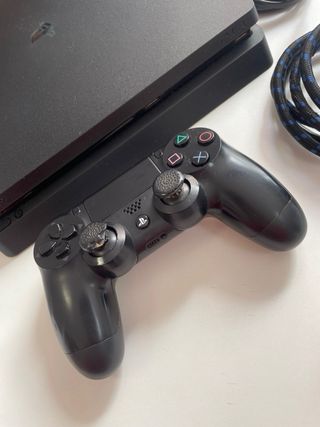 PS4 Slim 1TB + Mando + 3 Juegos + Cables