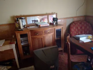 Mueble aparador de madera con cristal