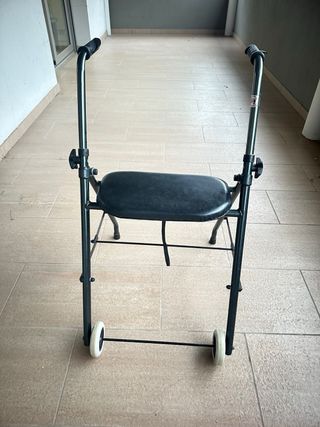 Andador con asiento para interiores