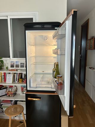 Nevera Cecotec Negra. Estilo retro.