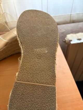 Sandalias cuña transparentes beige