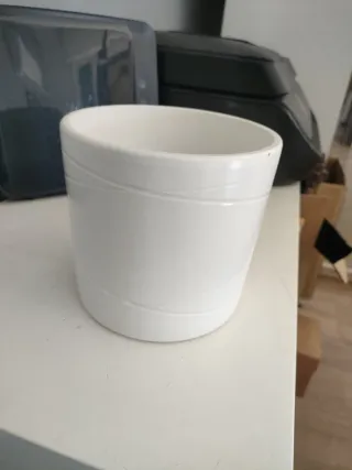 Vaso bianco cilindrico decorato