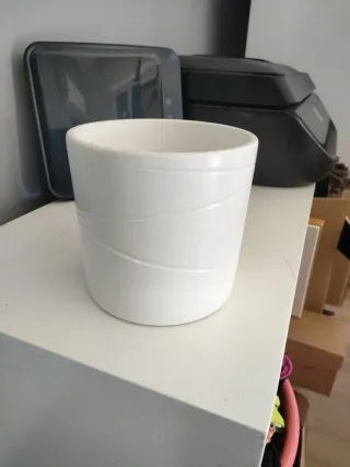 Vaso bianco cilindrico decorato