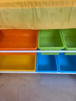 Estantería infantil con cubos de tela y plástico