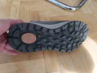 Zapatillas trekking impermeables grises.