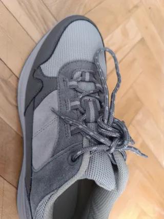 Zapatillas trekking impermeables grises.