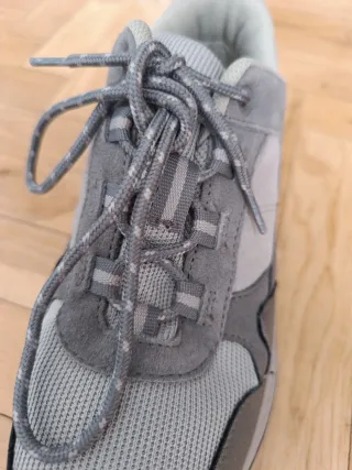 Zapatillas trekking impermeables grises.