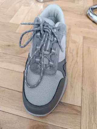 Zapatillas trekking impermeables grises.