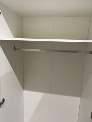 Armario blanco con cajones