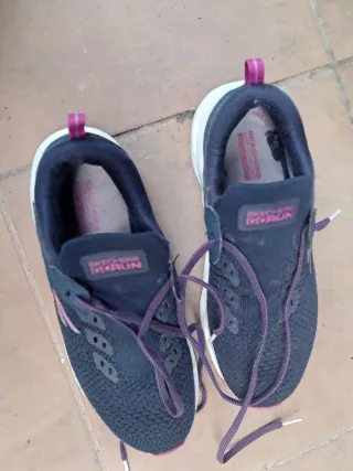 Zapatillas Skechers GOrun Negro y Rosa