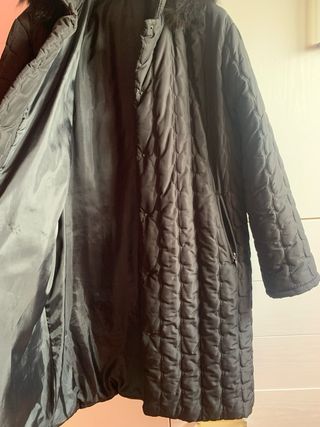 Giubbotto piuma nero con cappuccio e pelliccia