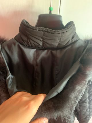 Giubbotto piuma nero con cappuccio e pelliccia