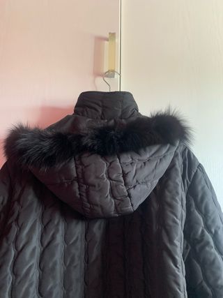 Giubbotto piuma nero con cappuccio e pelliccia