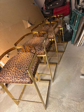 Taburetes dorados con estampado de leopardo