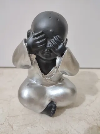 Figuras Budistas Monje Negro y Plateado