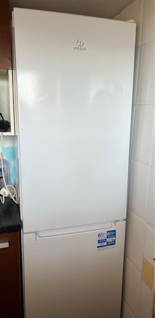 Nevera combi congelador Indesit L18 Blanca