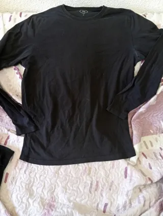 Lote 4 prendas negras: 3 camisetas y 1 mini