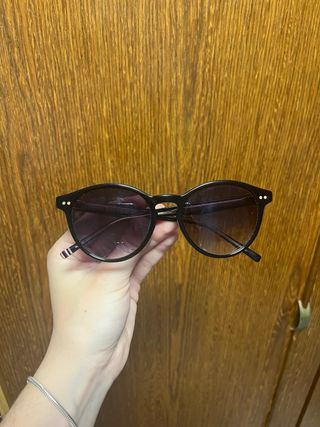 Gafas de sol Tommy Hilfiger azul marino.