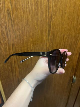 Gafas de sol Tommy Hilfiger azul marino.