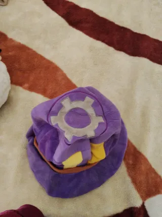 Gorro Caitlyn League of Legends púrpura y amarillo