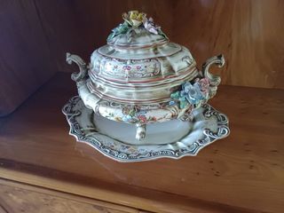 Sopera antigua decorada con flores