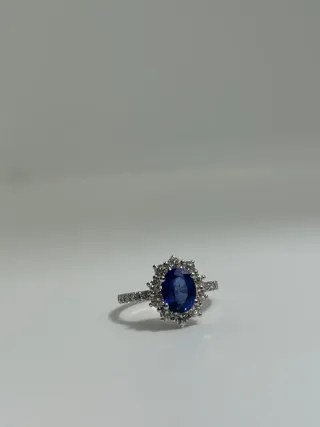 Anillo Oro Blanco Zafiro y Diamantes