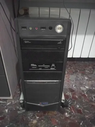 Ordenador de mesa completo: torre, teclado, ratón