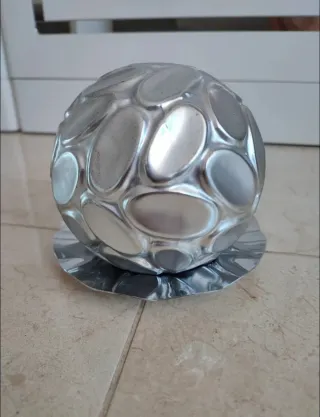 Bola decorativa plateada con bandeja a juego