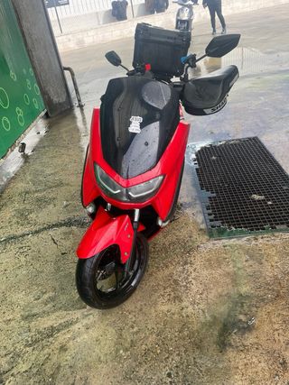 Yamaha NMAX Roja - Maxi Scooter Automática