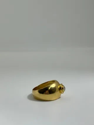 Anillo de oro con diamante central