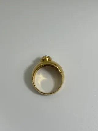 Anillo de oro con diamante central