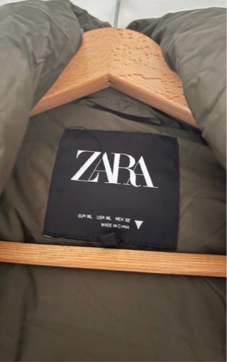 Chaleco Zara verde oliva con capucha