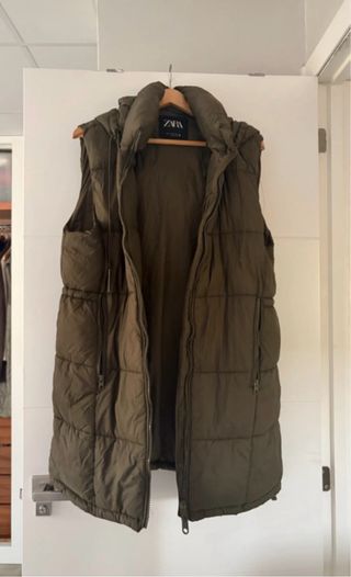 Chaleco Zara verde oliva con capucha