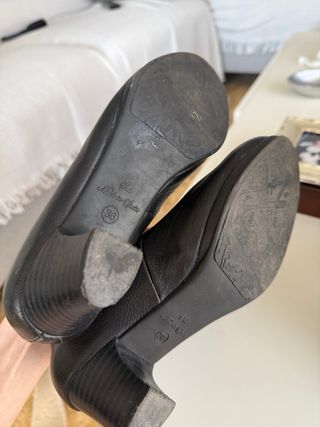 Zapatos de tacón negros para azafata