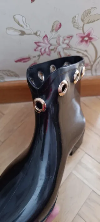 Botas de agua negras con ojales dorados