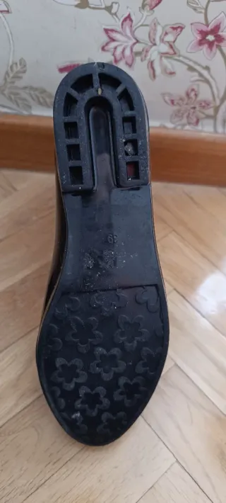 Botas de agua negras con ojales dorados