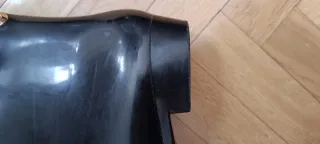 Botas de agua negras con ojales dorados