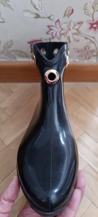 Botas de agua negras con ojales dorados