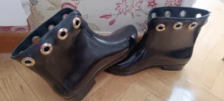 Botas de agua negras con ojales dorados