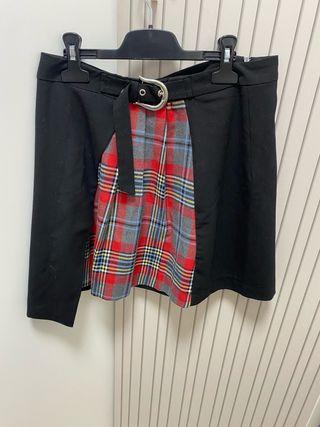 Falda corta cuadros y hebilla
