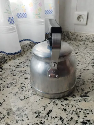 Tetera de aluminio con asa negra