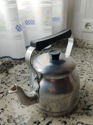 Tetera de aluminio con asa negra