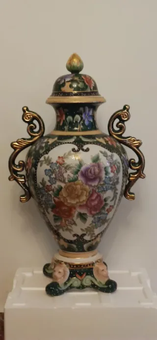 Jarrón de porcelana chino con asas doradas