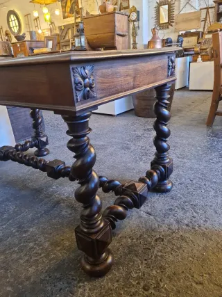 Escritorio de madera tallada