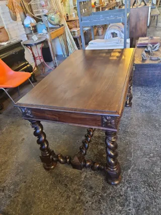 Escritorio de madera tallada