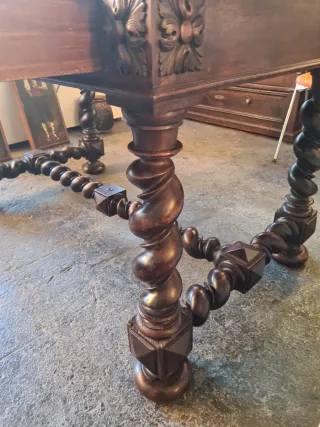 Escritorio de madera tallada